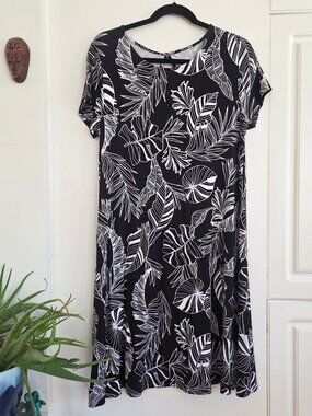 Black & White Leaf Print Dress – Flowy & Comfortable 🌿
